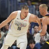 Nikola Jokic (à gauche) a écrit une page d'histoire de la NBA vendredi KEYSTONE/AP/David Zalubowski